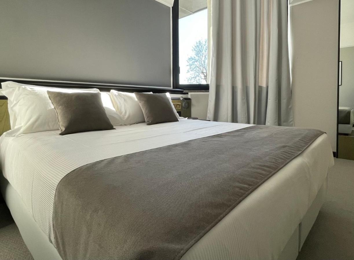 Hotel Gardenia Fiera Cermenate ภายนอก รูปภาพ