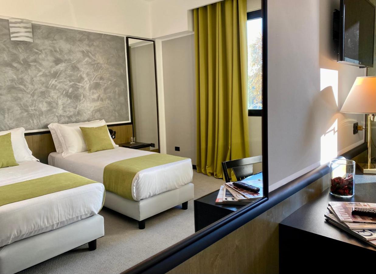 Hotel Gardenia Fiera Cermenate ภายนอก รูปภาพ