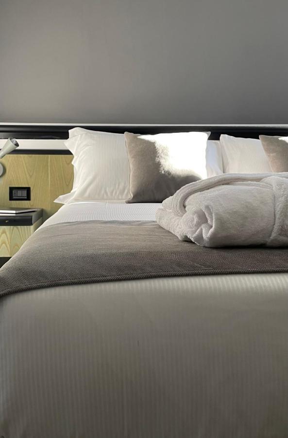Hotel Gardenia Fiera Cermenate ภายนอก รูปภาพ