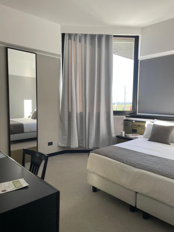 Hotel Gardenia Fiera Cermenate ภายนอก รูปภาพ
